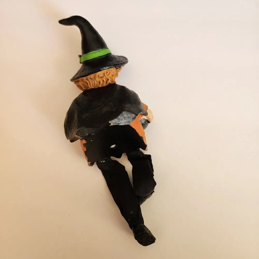 Halloween Wtitch and her Light Up Cauldron Figurenes